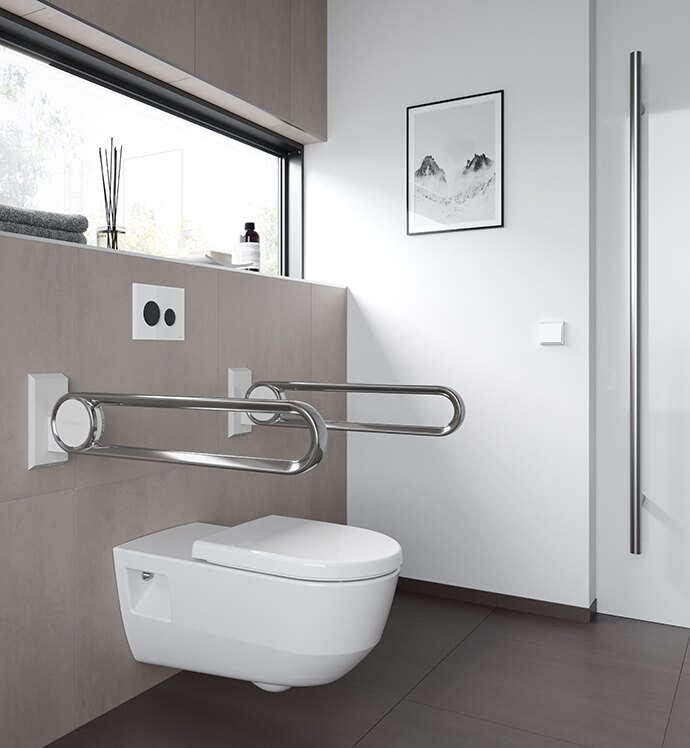 Speziell für barrierefreie WCs bietet TECE kabel- und funkgebundene Spülauslösungen an. Kabelgebunden kann die Spülung am Stützklappgriff oder an der Wand ausgelöst werden.