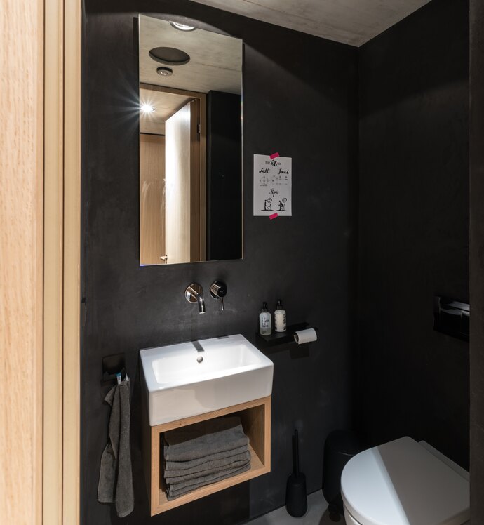 Wohnlichkeit und puristische Eleganz im Bad.
Foto: © hehnpohl architektur bda