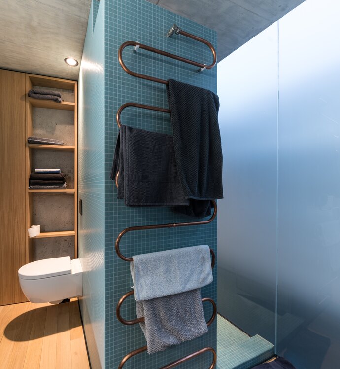 Clevere Raumaufteilung mit integrierten TECE Tragekonstruktionen  für Waschtische und WCs. Foto: © hehnpohl architektur bda