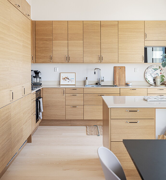 Kök i ek med naturliga materialval – en del av den moderna och harmoniska arkitekturen i Kvirkelhusen