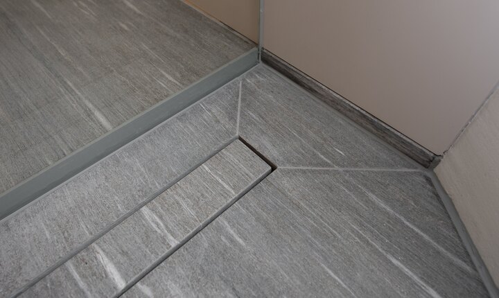Perfekt eingebaute Rinne mit leicht abnehmbarer und trotzdem trittsicherer Abdeckung Foto:TECE