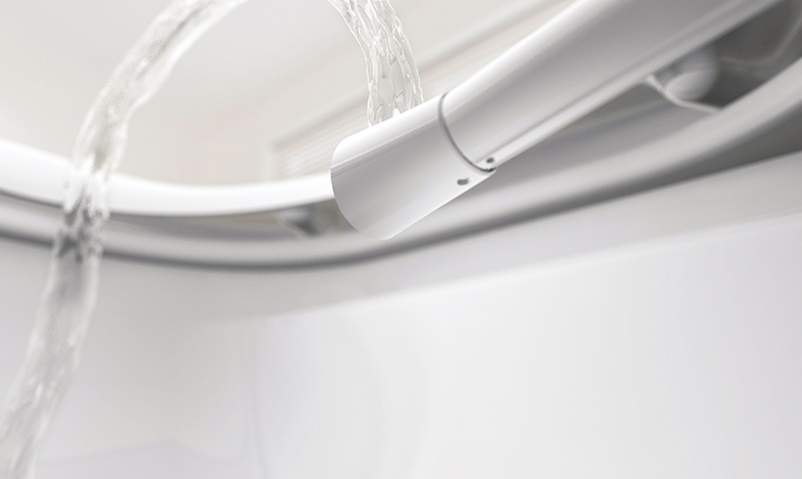 Allein durch Wasserdruck fährt der Duschstab beim TECEone Dusch-WC heraus