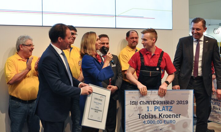 Der glückliche Sieger der ISH-Championship ist Tobias Kroener. Den Preis bekam er von ZVSHK-Präsident Michael Hilpert (rechts im Bild) und Wolfgang Marzin (2.v.l.), Vorsitzender der Messe Frankfurt, überreicht.