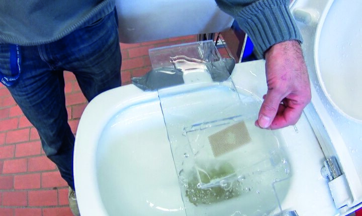 Reinigungsleistung getestet: TECEone im Test. Das Plexiglas-Lochraster wird mit normgerechtem, mittelscharfem Senf bestrichen – dann erfolgt die Reinigung.