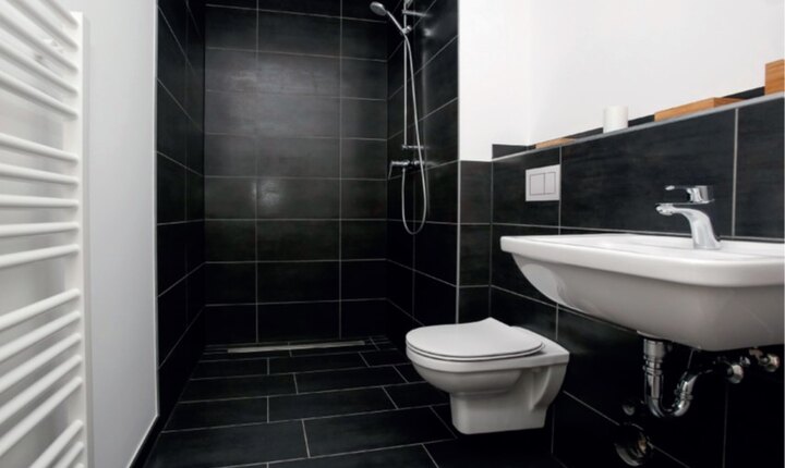 Fertig ist das Badezimmer: Der Duschbereich ist barrierefrei begehbar und der Raum wirkt dadurch weitläufiger. Dank TECEdrainline ist keine mühevoll zu säubernde Duschabtrennung nötig.