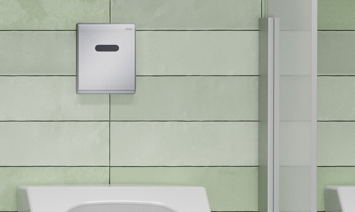 TECEplanus Urinal-Betätigungsplatte ist mit manueller oder elektronischer Auslösung speziell für den öffentlichen Bereich entwickelt worden.