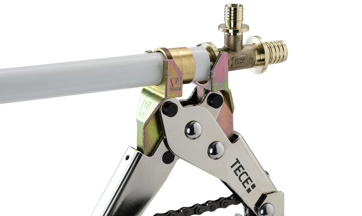 Das Rohr und der Fitting werden bei dem Rohrsystem TECEflex mittels Werkzeug axial verpresst.