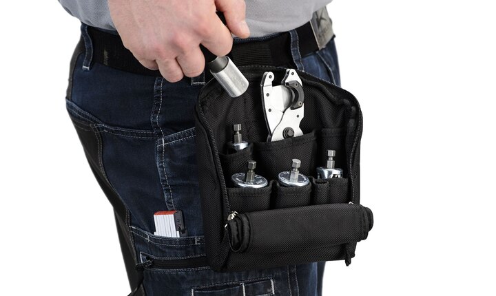 Das Rohrsystem TECElogo-Push verfügt über eine praktische Gürteltasche, in der das nötige Werkzeug verstaut werden kann.
