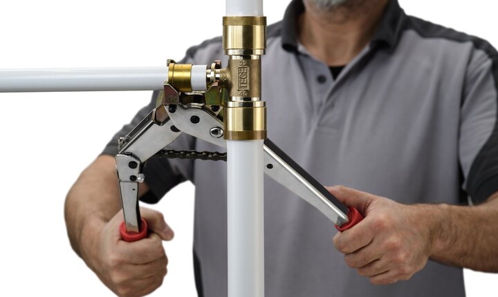 Das Rohr kann nach dem Aufweiten manuell mit dem Druckhülsen-Presswerkzeug HPW-L mit dem Fitting verpresst werden.