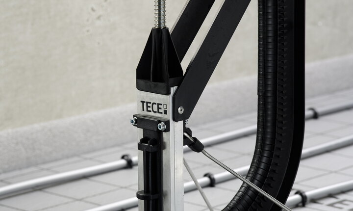 Das TECEfloor Rohr wird mit einem Tackersetzgerät auf der Tackerrollisolierung fixiert.