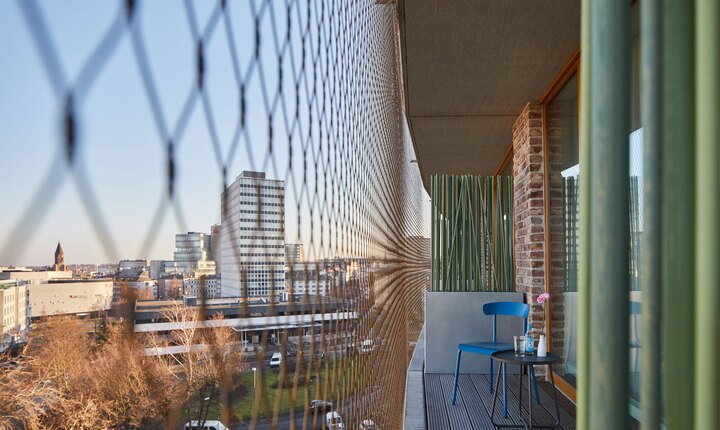 Alle 150 Zimmer und 200 Wohnungen haben jeweils einen Balkon und damit einen begehbaren Außenbereich, der jedoch nicht von einer Brüstung umrandet, sondern von einem Netz umschlossen wird.
