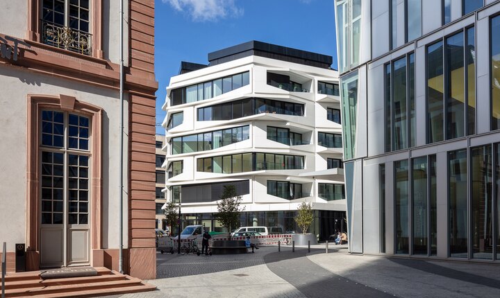 Beim Flair of Frankfurt finden auf über 42.000 m² Hotel, Wohnungen, Gastronomie und Einzelhandel Platz und bilden eine Art Verlängerung der Haupteinkaufsstraße Zeil.