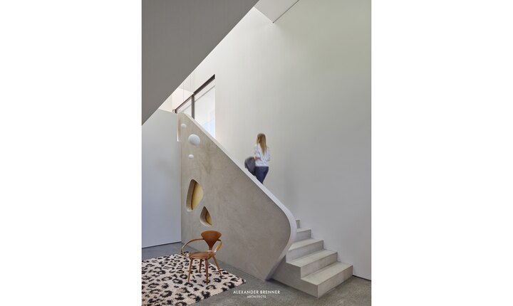 Sichtbeton mit skulpturalem Ausdruck auch im Treppenhaus.  Foto: © Alexander Brenner Architects