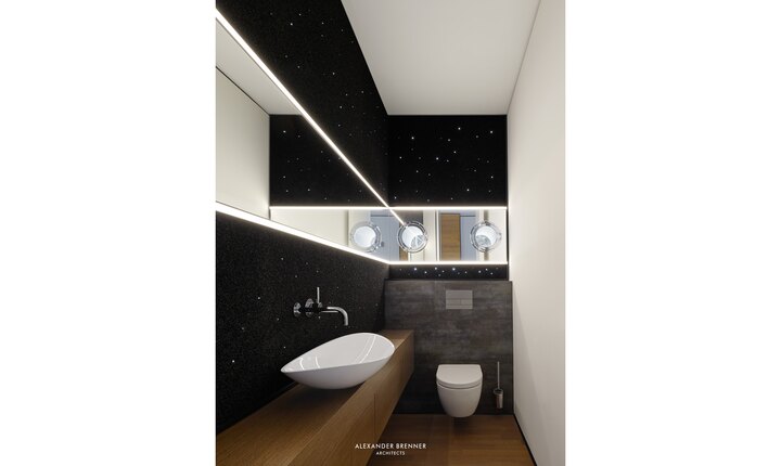Das Bad als wichtiger Teil der Wohnwelt – mit Sternen­wand und Bull­augen-Fenstern.  Foto: © Alexander Brenner Architects