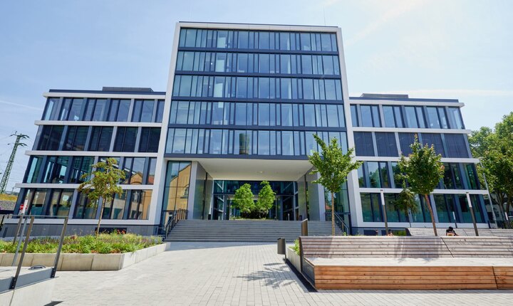 TECE Referenzen: Bei der Konzeption der 1&1-Zentrale legte das Architekturbüro Graf + Graf aus Montabaur besonderen Wert auf helle, lichtdurchflutete Strukturen und eine geometrische Konstruktion der Gebäude. 
