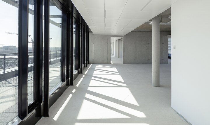 Die Architekten setzen auf Baustoffe mit haptisch ehrlichen Oberflächen wie Beton,  Stahl und Glas. © Jörg Hempel Fotografie