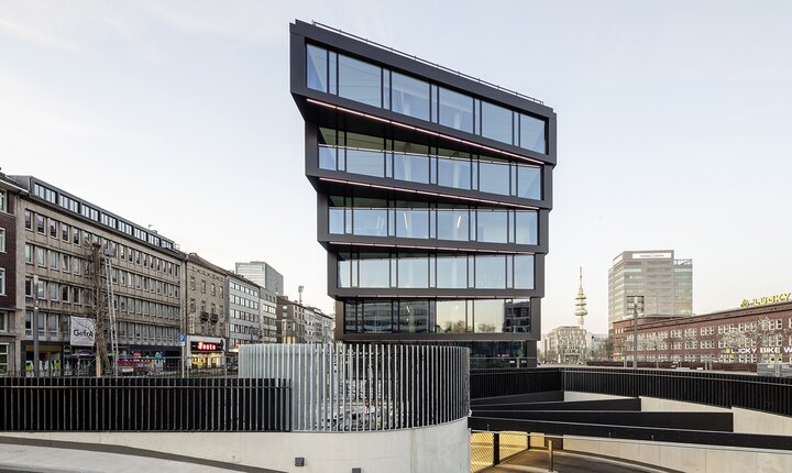 Die Gebäudeform wirkt wie ein Fingerzeig für Passanten in Richtung Innenstadt. © Jörg Hempel Fotografie