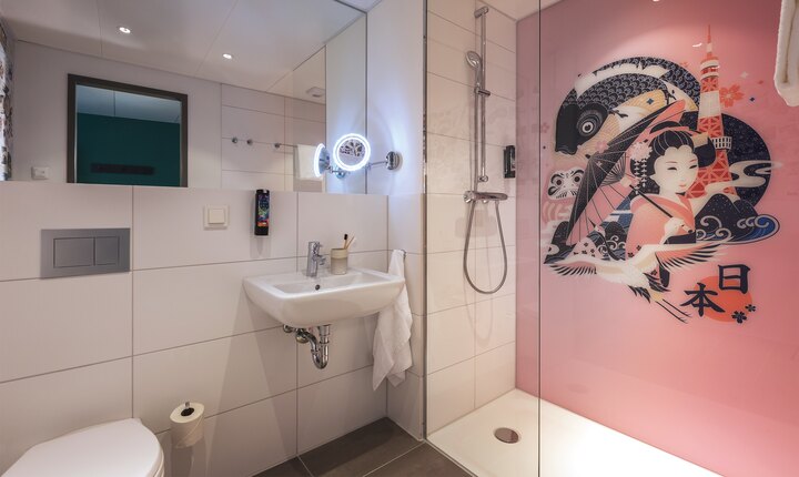 Das junge urbane Designkonzept wird im Bad durch die schlichteleganten TECEnow Betätigungsplatten abgerundet. Dahinter verbirgt sich das flexible Vorwandsystem desselben Herstellers. © Novum Hospitality, Hamburg