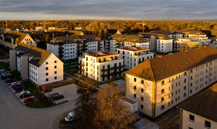 Auf dem Areal „Triangle Housing“ wird Wohnraum geschaffen, der unterhalb der Marktpreise für neuwertigen Erstbezug in der Region liegt – und ausschließlich zur Eigennutzung gedacht ist.