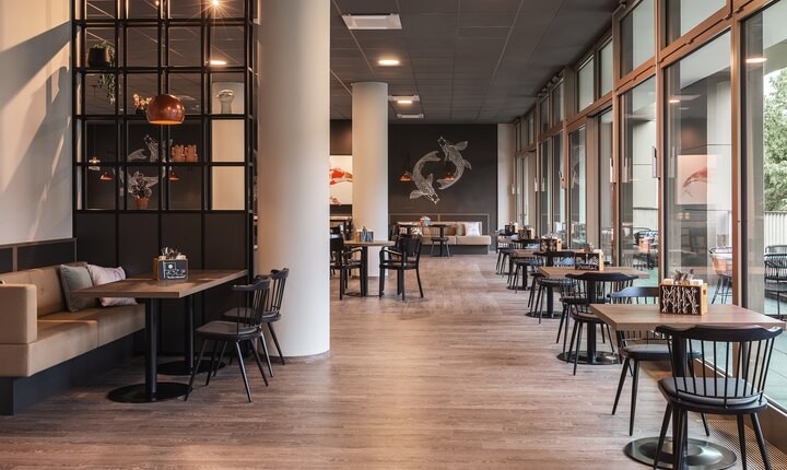 Lobby und Erdgeschoss spiegeln den weltoffenen Charakter Düsseldorfs wider. Die Besucher empfängt ein Mix aus Industrial Design, Street-Art- Malereien und asiatischen Einrichtungselementen mit rustikalen Möbeln im Used Look. © Novum Hospitality, Hamburg