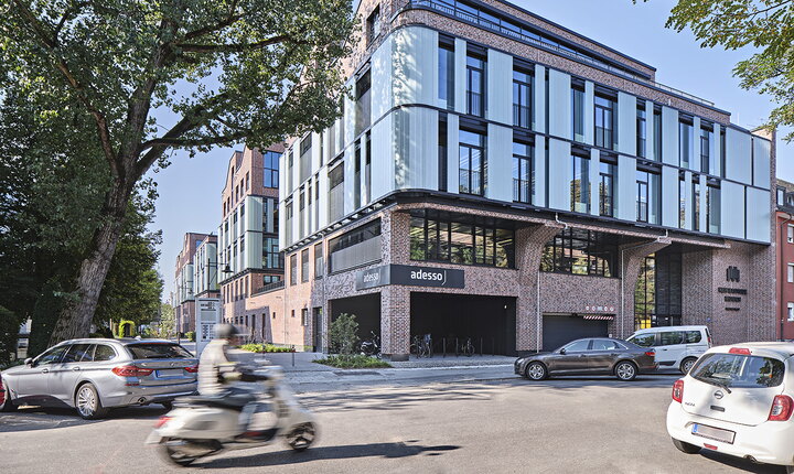 Die charismatische Fassade aus rotem Backstein und großformatigen Fenstern schafft die Verbindung zwischen vergangener Industriearchitektur und modernen Bürowelten. © Edzard Probst