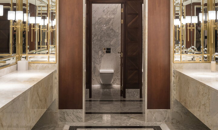The ambience of the sanitary rooms in the Four Seasons Hotel is spacious and luxurious. The simplicity of the TECEsquare actuator plate in Bright Chrome underscores the sophisticated overall appearance. Photo: Miguel de Guzmán