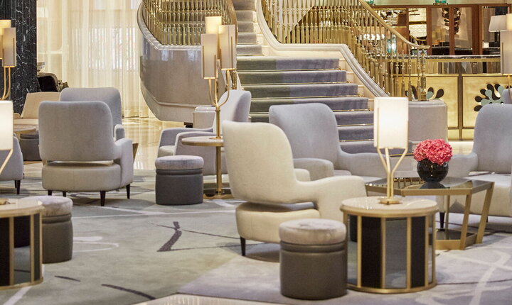 Die Lobby des Four Seasons zeichnet sich durch das gegensätzliche Zusammenspiel von hellen und dunklen Farben aus. Mit hochwertigen dunklen Stoffen ausgestattete Sofas werden kontrastiert von Sesselgruppen in helleren Farbtönen.