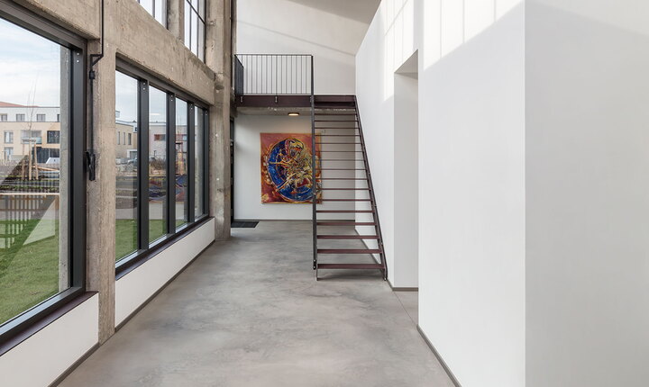 Blick in den von viel Tageslicht geprägten offenen Zugangsbereich, der zu den Wohnungen führt. © arch.photo | Matthias Fuchs