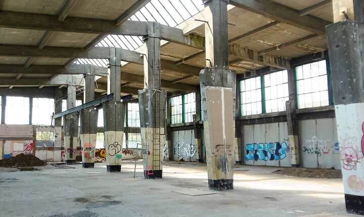 Blick ins Innere der Panzerhalle vor Beginn der Sanierungsarbeiten. © arch.photo | Matthias Fuchs