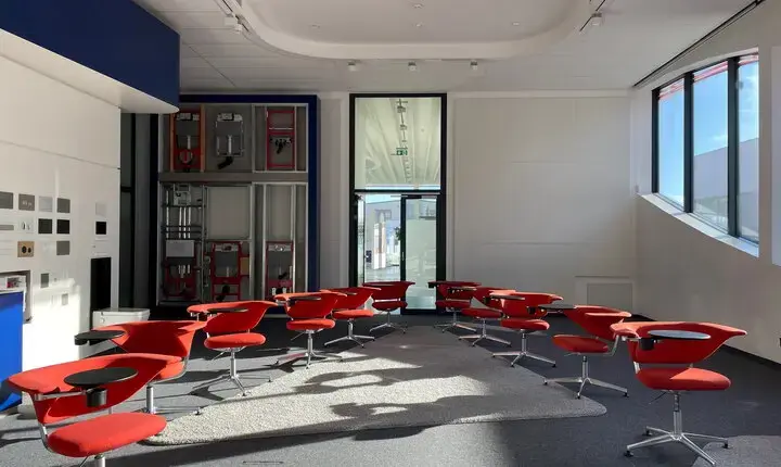 Seminarraum mit roten Stühlen