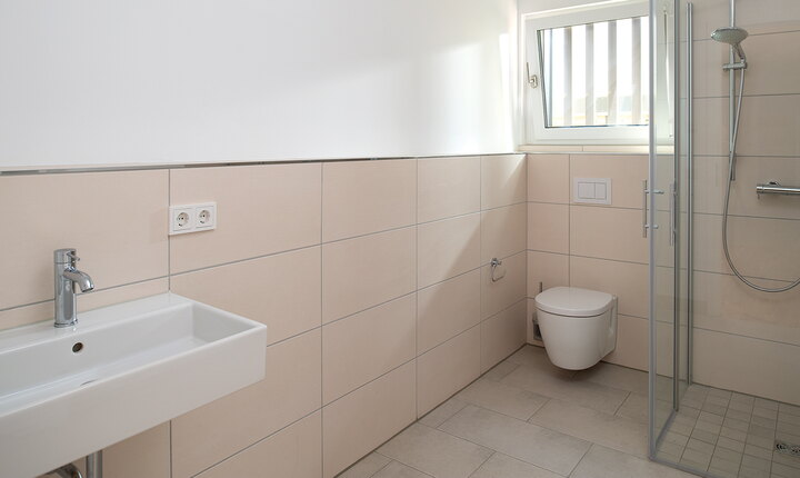 Hochwertige Ausstattung ist in den Badezimmern verbaut. Hinter der Wand des WCs steckt die Technik von TECEprofil.  © Matthias Ibeler