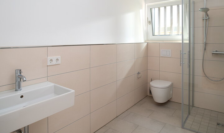 Hochwertige Ausstattung ist in den Badezimmern verbaut. Hinter der Wand des WCs steckt die Technik von TECEprofil.  © Matthias Ibeler
