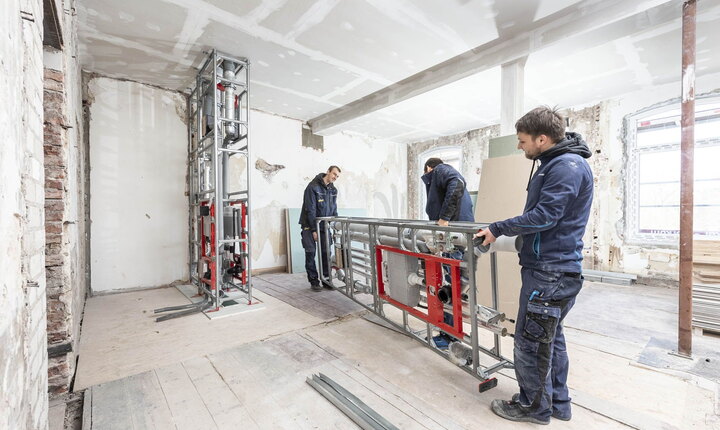 Installationswand wird positioniert