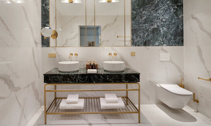 Badezimmer mit Waschtisch und Toilette