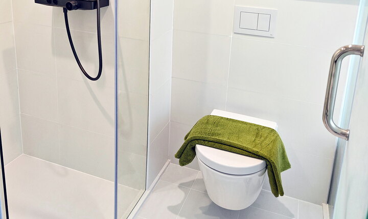 Modern sanitary rooms in the residential complexes: the perfect combination of TECEnow flush plates and high-quality, wall-hung toilets made of domestic ceramics creates an elegant and harmonious overall look. The well-thought-out selection of TECEprofil toilet modules offers a space-saving solution and optimal use of space. (Image rights: Shenzhen Arcadia Grammar School)