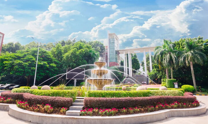 A campus in harmony with nature: surrounded by wide green spaces and a botanical garden, the campus offers students a place to retreat for rest and relaxation. (Image rights: Shenzhen Arcadia Grammar School)