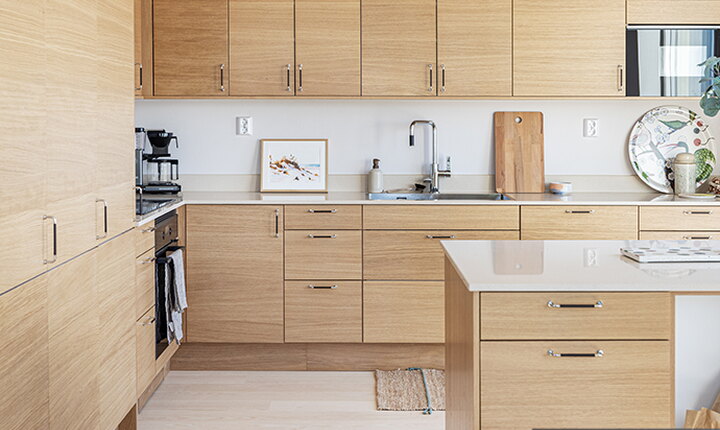 Kök i ek med naturliga materialval – en del av den moderna och harmoniska arkitekturen i Kvirkelhusen