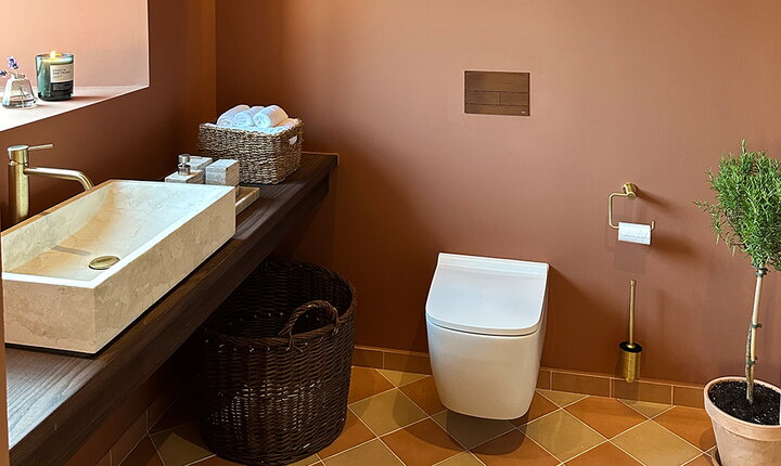 TECEneo vägghängd toalett med TECEsquare spolknapp.