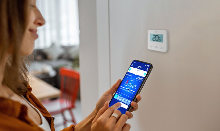 Med TECEfloor Smart Home kan värme, kyla och fukt styras trådlöst via app eller centralenhet.