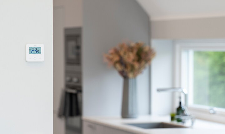 TECEfloor erbjuder trådbundna och trådlösa termostater för flexibel reglering av vattenburen golvvärme.