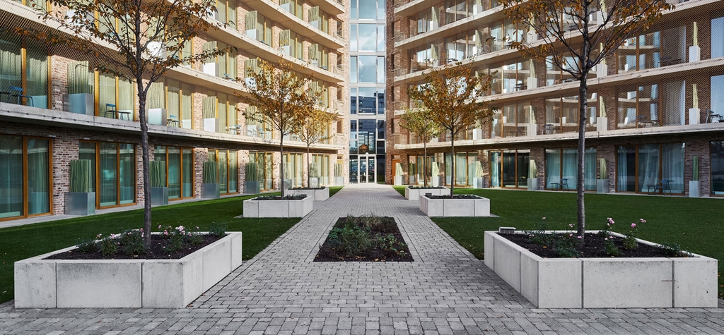 TECE Referenzen: Mit seinen zwei Flügeln ist das achtgeschossige „Flowers“ in der Essener Innenstadt Hotel- und Apartment-Gebäude zugleich. Schon auf den ersten Blick begeistert die Fassade aus recycelten Klinkern, die eine besonders schöne Patina aufweist.