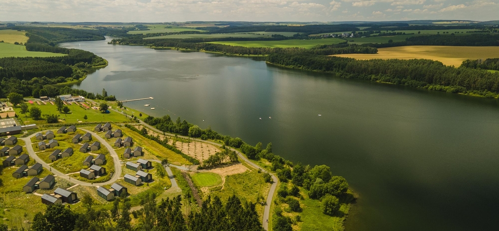 Manoah stammt aus dem Hebräischen und bedeutet „Ort der Ruhe“. Und tatsächlich ist es eine wahre Oase der Erholung, die sich entspannungssuchenden und naturverbundenen Urlaubern im exklusiven Natur-Retreat MANOAH am See bietet.