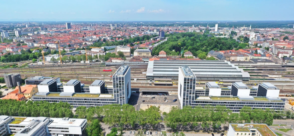 TECE Referenzen: Die neue 1&1-Zentrale in Karlsruhe unterstreicht den Anspruch Karlsruhes, ein Technologie-Standort zu sein. Beinahe futuristisch muten die bis zu 70 Meter hohen gläsernen Fassaden der Bürogebäude an, die dem Komplex einen kraftvollen und klar strukturierten Charakter verleihen.