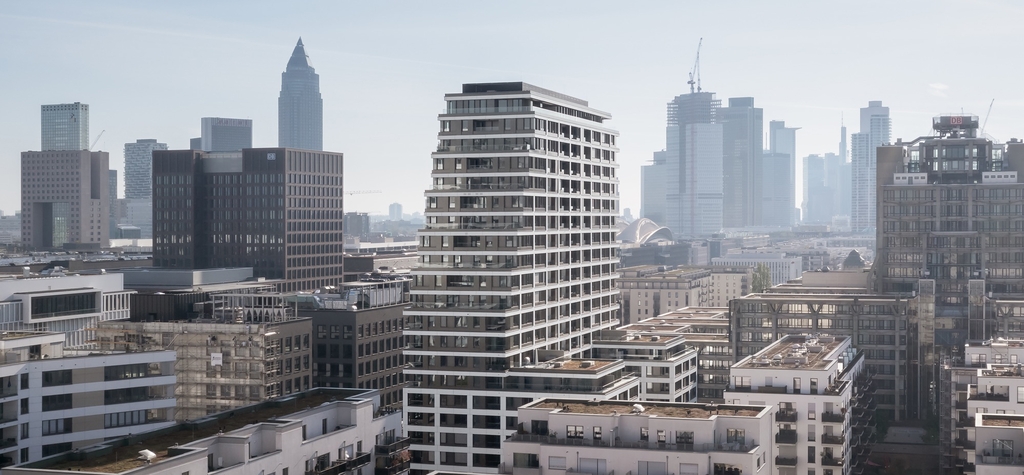 Vertikale Wohnwelt, nachhaltiges Verkehrskonzept: Das SOLID Home bündelt Lösungen für die Stadt von morgen auf engstem Raum in zentraler Frankfurter Lage. Foto: © Markus Bredt für KSP Engel