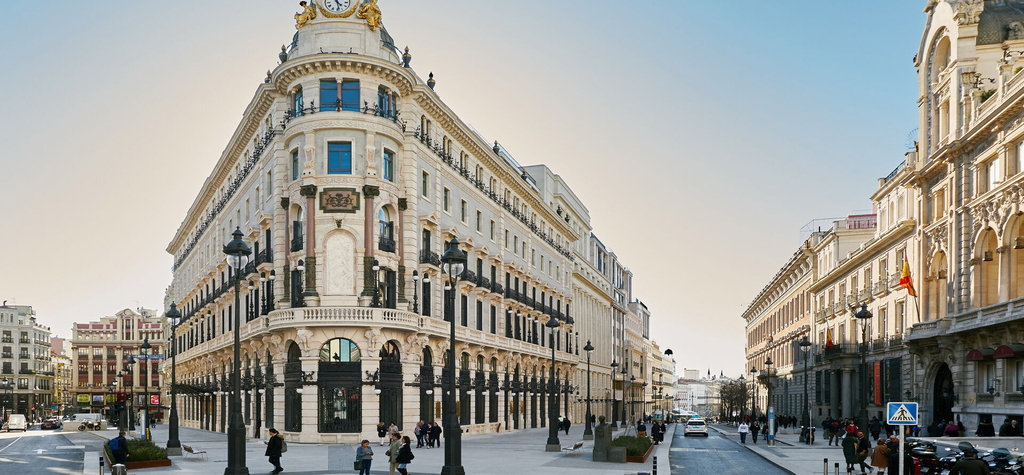 Ein majestätischer Turm krönt die keilförmige Spitze des Centro Canajelas. Die Gebäudehülle aus der Belle Époque wurde detailgetreu und umfangreich restauriert.