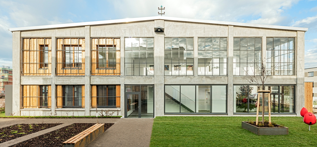 Das neue Gesicht der Panzerhalle nach der Sanierung. Gut zu erkennen sind die eingesetzten Holzmodule für die Wohnungen. © arch.photo | Matthias Fuchs