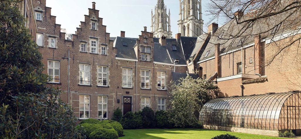 Perfektes Ensemble: Der historische Pfarrgarten gehört zum Botanic Sanctuary Antwerp und bietet einen tollen Blick auf die Sint-Joriskerk.