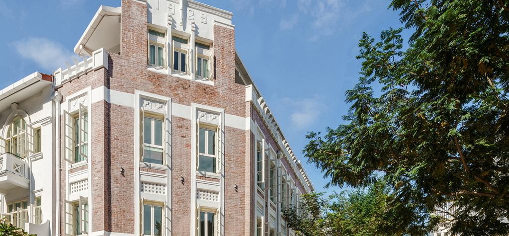 The historic exterior façade of the Maxwell Reserve Hotel impresses amidst lush tropical planting. (Published in association with Sleepifier )