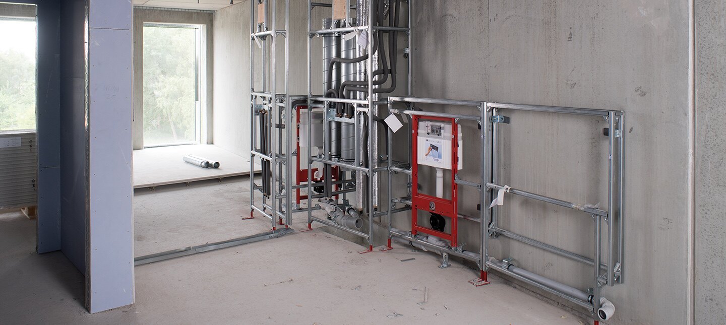 TECEsystem ist Systembau Marke TECE – industrielle Vorfertigung von Sanitärwänden unterstützt dabei, die Bauprozesse effizienter zu gestalten.