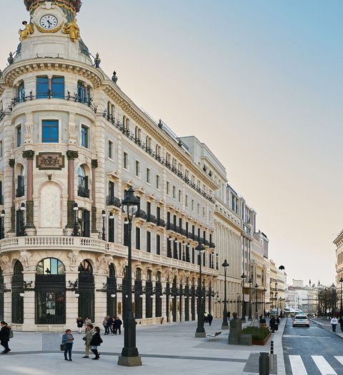 Ein majestätischer Turm krönt die keilförmige Spitze des Centro Canajelas. Die Gebäudehülle aus der Belle Époque wurde detailgetreu und umfangreich restauriert.